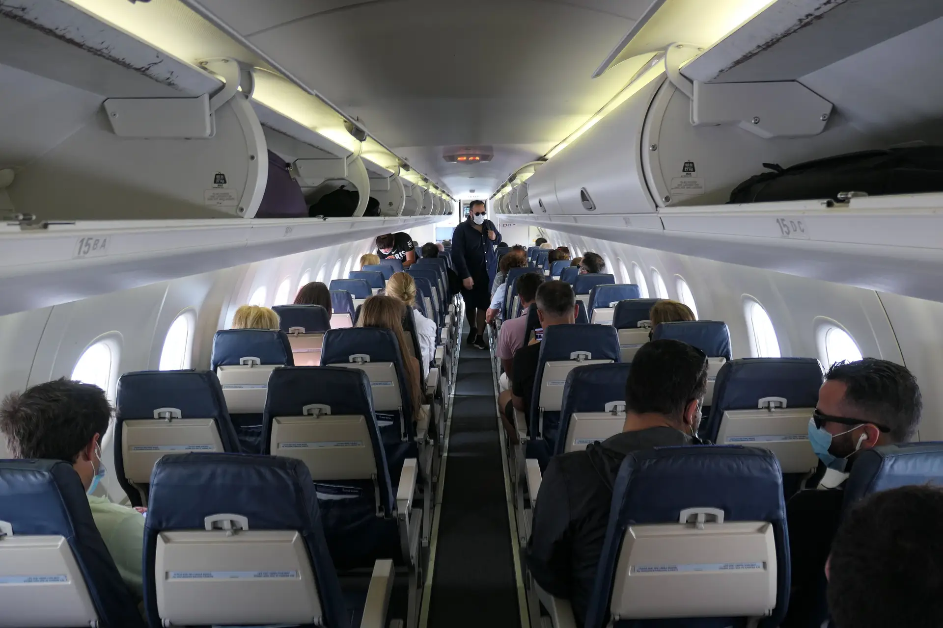 Viajar de avião pode ser tão seguro “como estar num restaurante com todas as portas e janelas abertas”