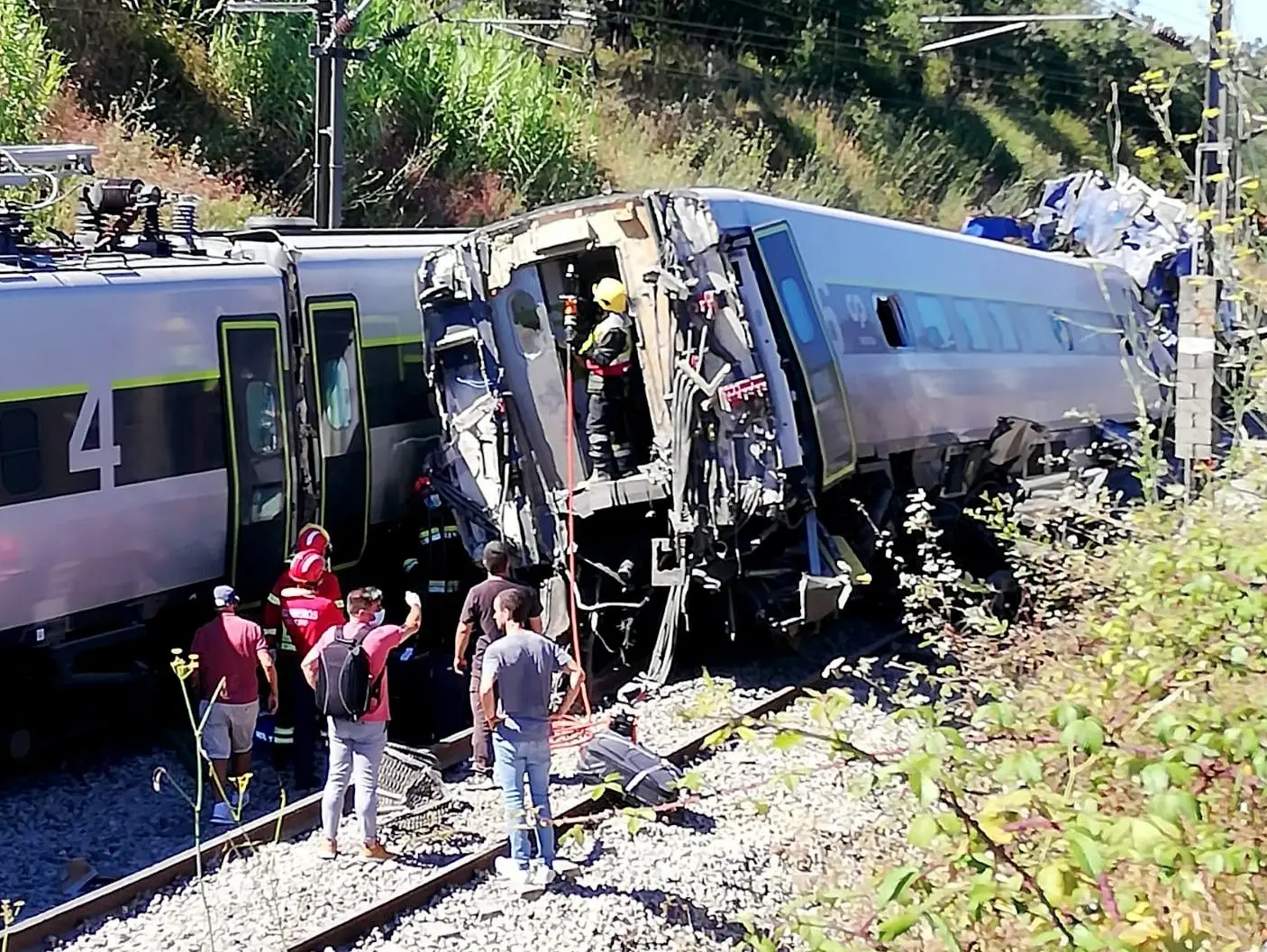 Dois mortos e 25 feridos em descarrilamento de Alfa Pendular no distrito de Coimbra: “Não sei bem como mas alguém arrombou a porta e saímos”