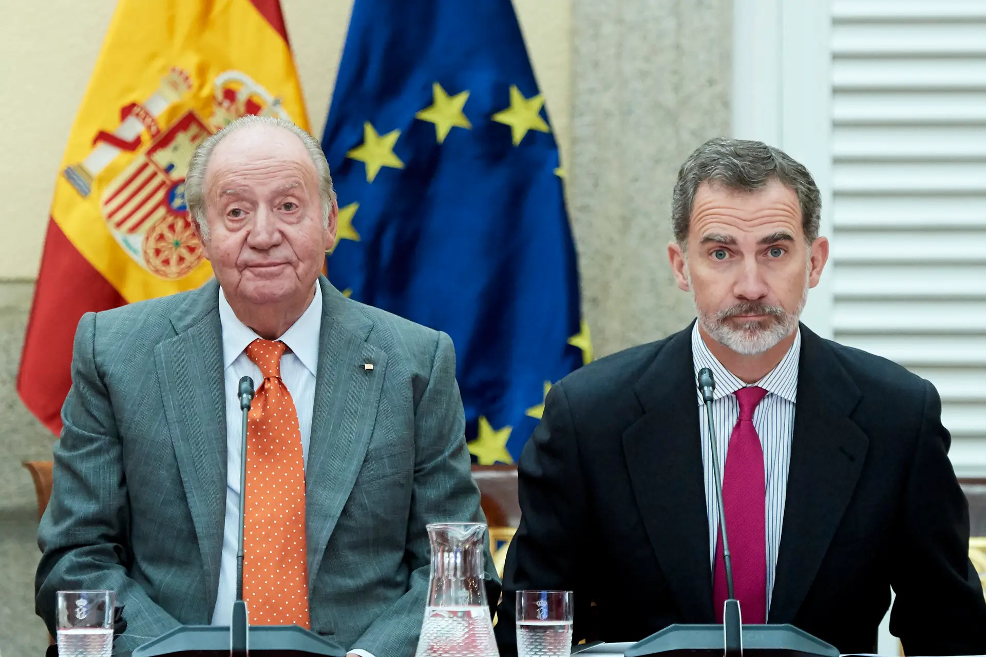 Uma fotografia de arquivo (2019) de Juan Carlos e Filipe VI durante uma reunião em Madrid