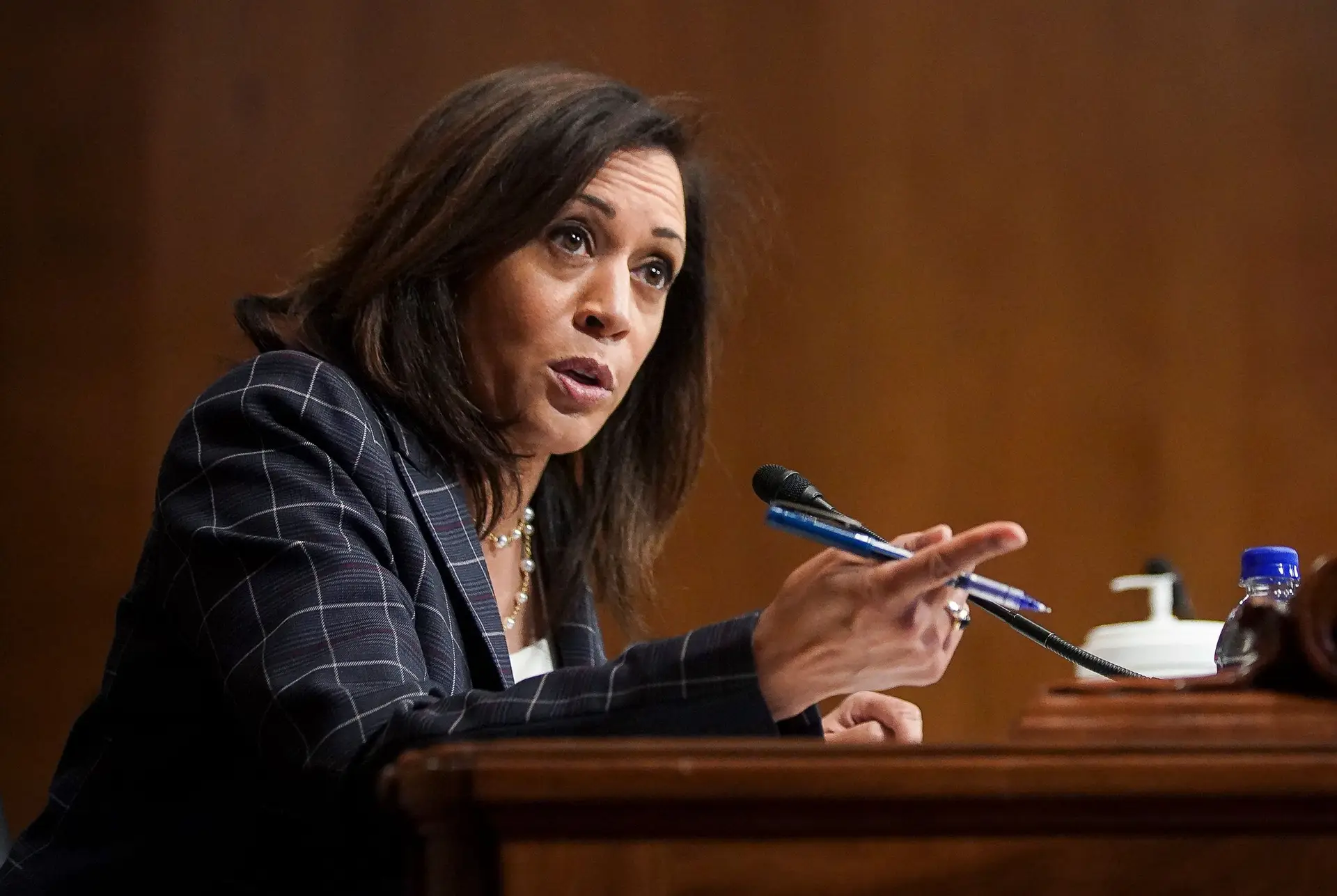 A senadora californiana Kamala Harris numa audição do Comité de Segurança Interna