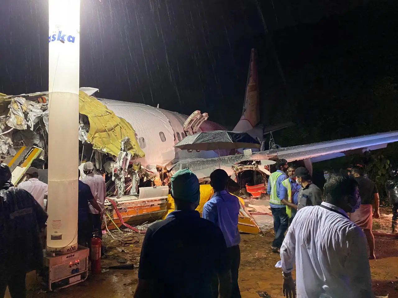 Avião da Air India Express sofre acidente na aterragem. Há 18 vítimas mortais e 16 feridos graves