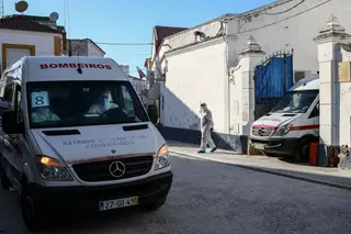 Presidente da Administração Regional de Saúde ameaçou médicos que denunciaram falta de condições no lar onde morreram 18 pessoas