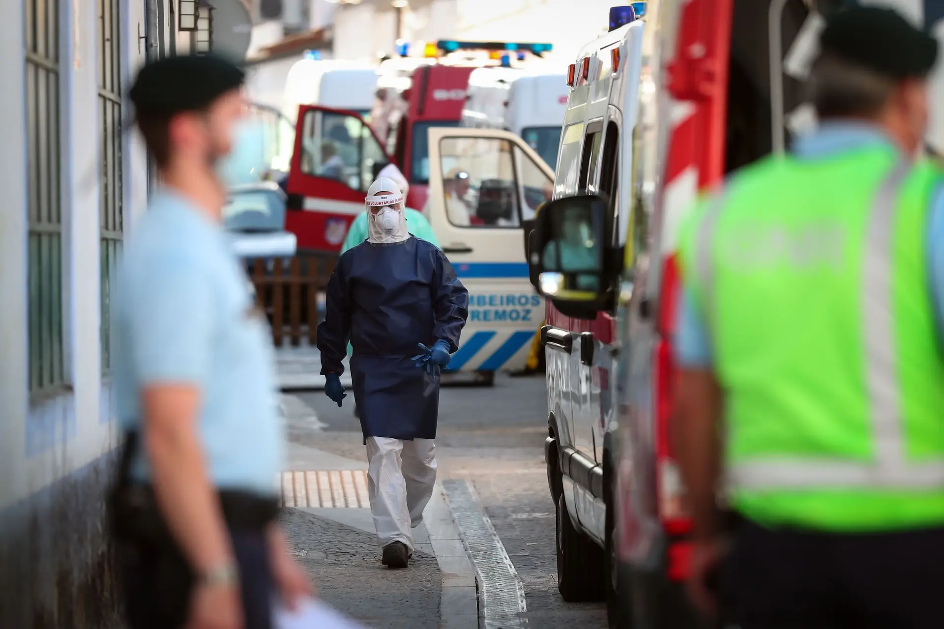 O aparato médico e policial junto à entrada do lar, em Reguengos 