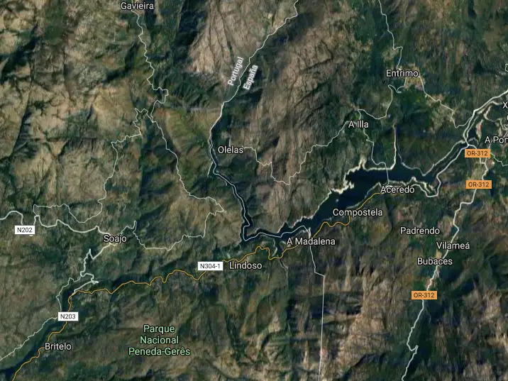 Uma dezena de aeronaves e mais de 100 bombeiros combatem incêndio no Parque Nacional da Peneda-Gerês