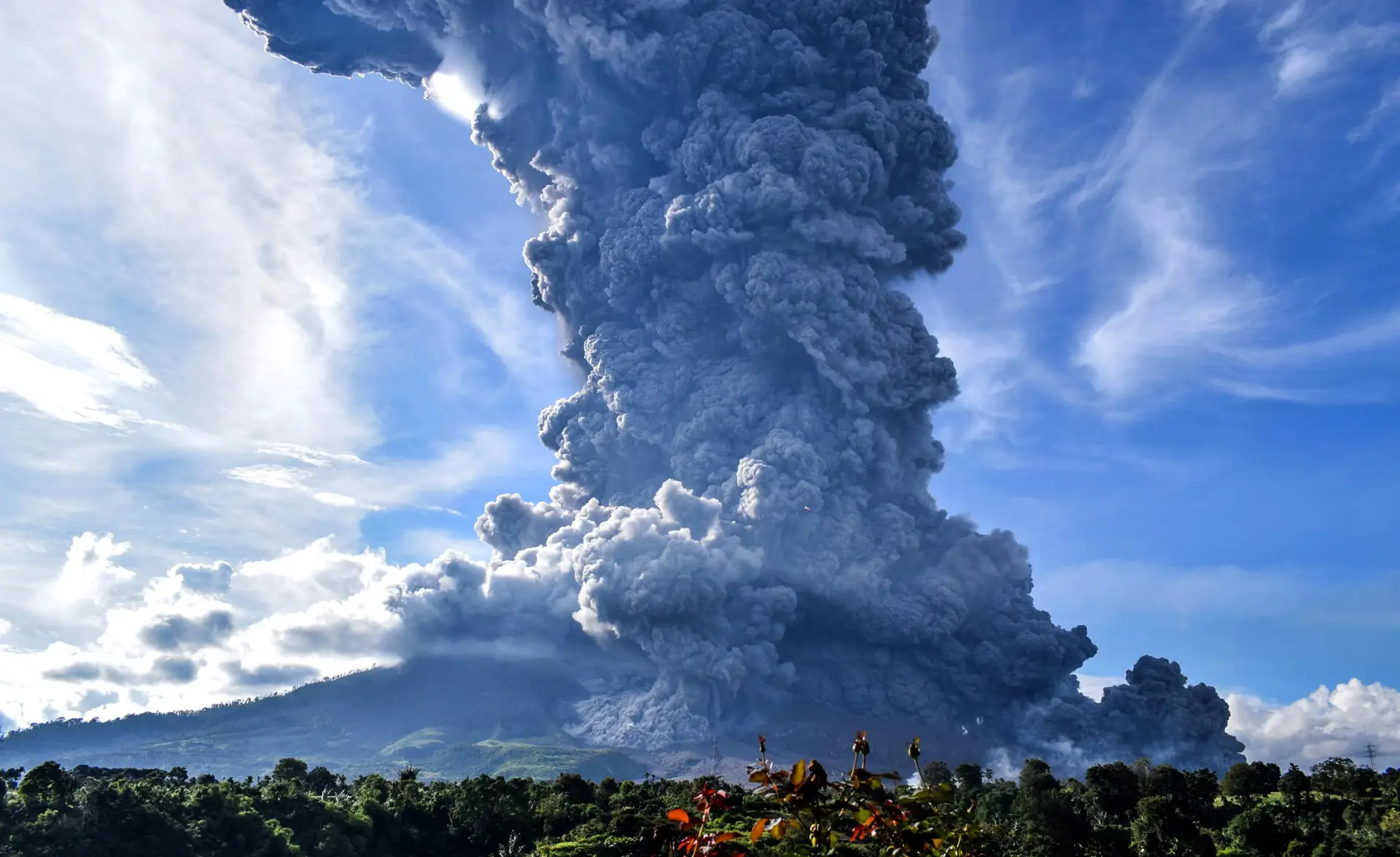 Vulcão indonésio Sinabung expele coluna de