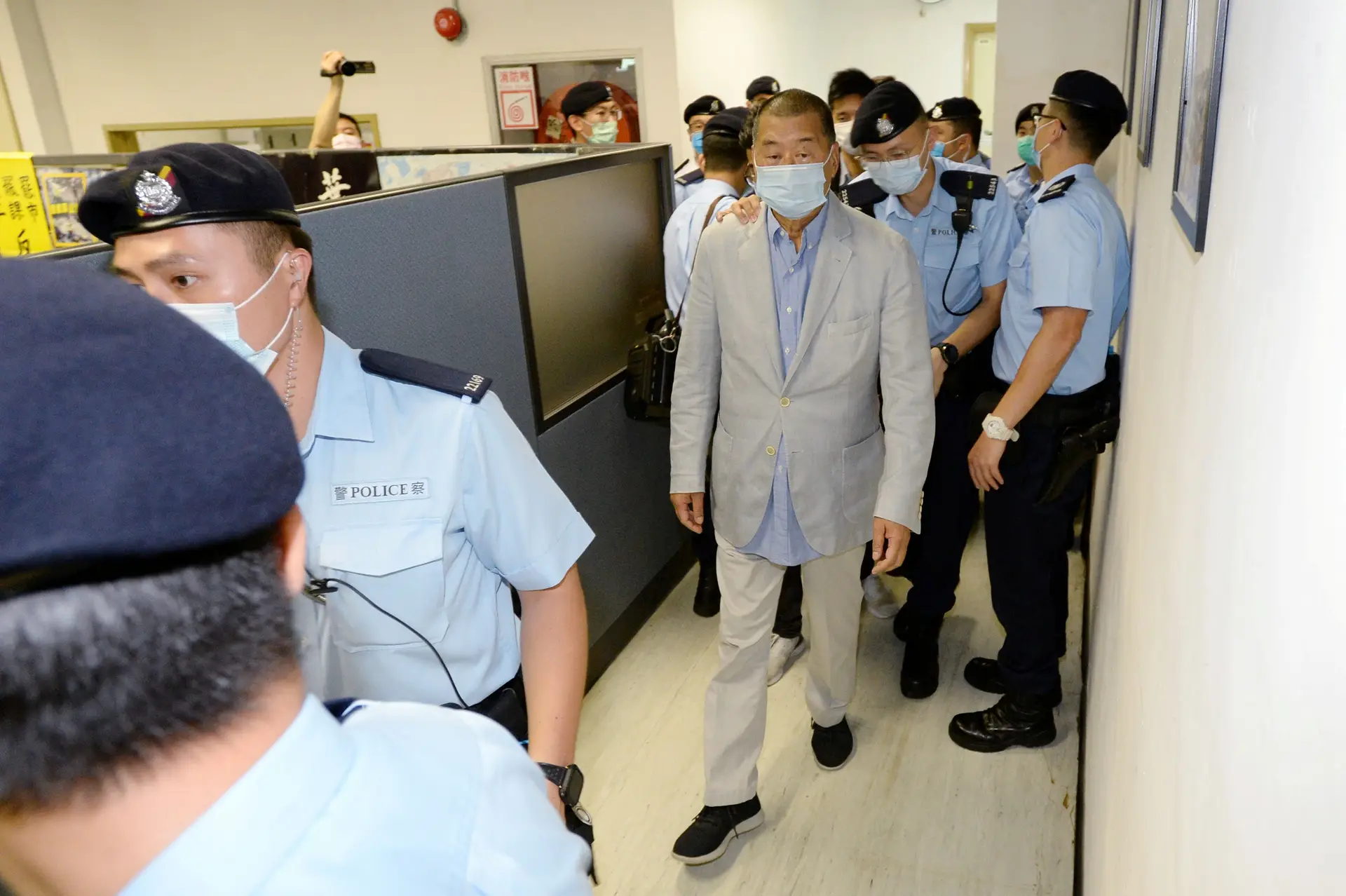 O magnata dos média Jimmy Lai Chee-ying, escoltada pela polícia de Hong Kong