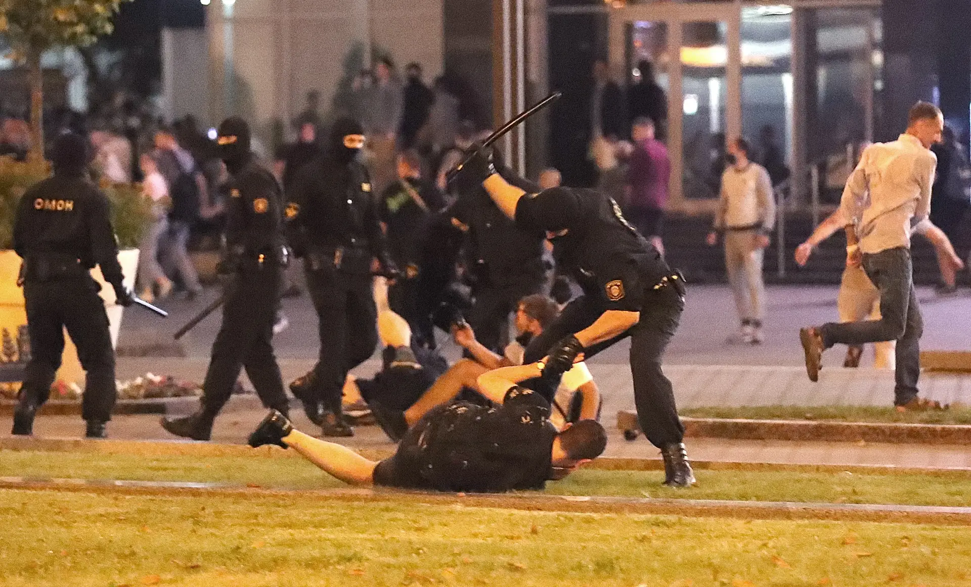 Protestos nas ruas de Minsk, na Bielorrúsisa, e ação da polícia, após anúncio de mais uma vitória esmagadora de Lukashenko