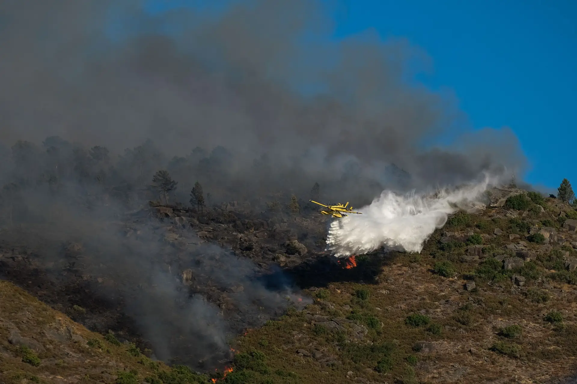 Avião no combate ao incêndio no Parque Nacional da Peneda-Gerês, este sábado