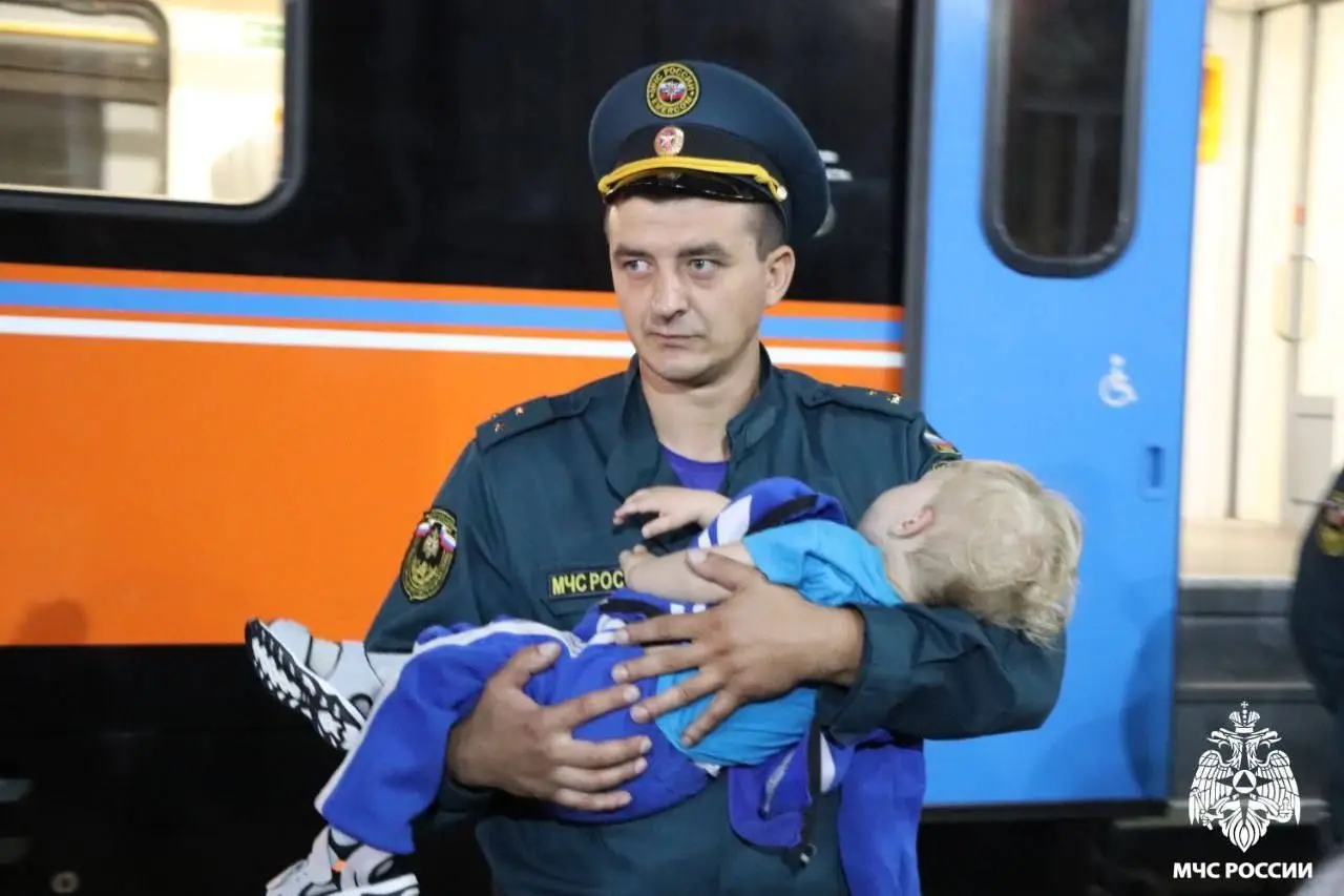 Funcionários do Estado russo ajudam cidadãos que tiveram de abandonar a região de Kursk, na chegada à estação ferroviária de Oryol, na Rússia