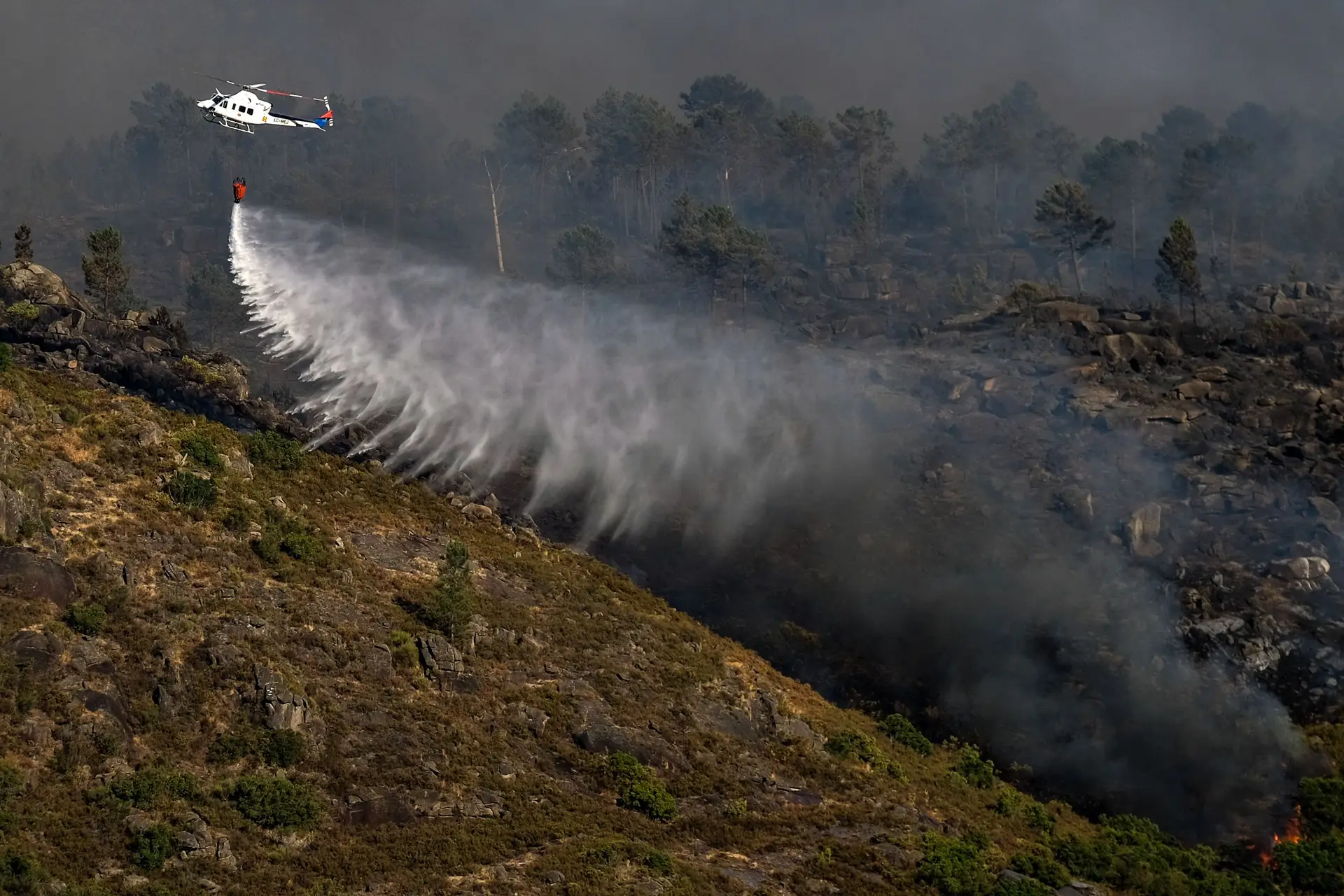Um helicóptero a combater, este sábado, o incêndio no Parque Nacional da Peneda-Gerês