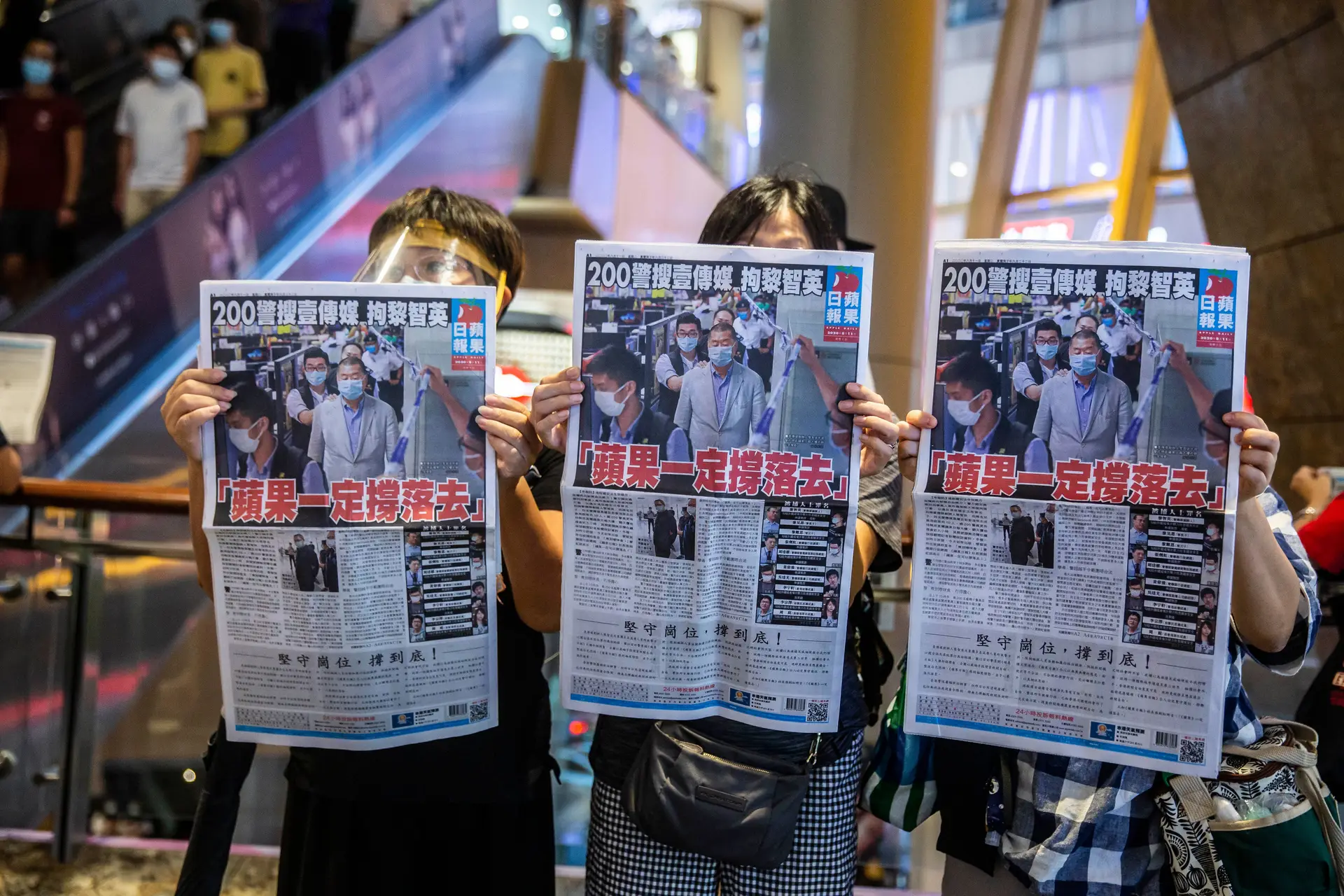 Hong Kong. Jimmy Lai libertado sob caução
