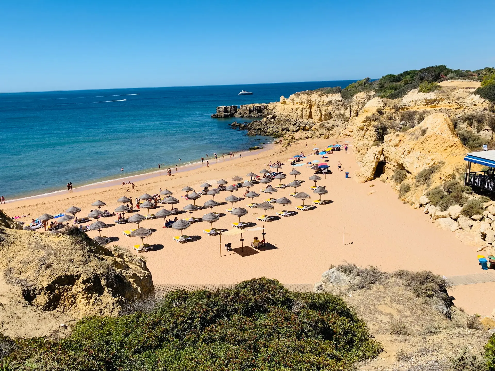 Covid-19. Britânicos antecipam saída do Algarve com receio de quarentena