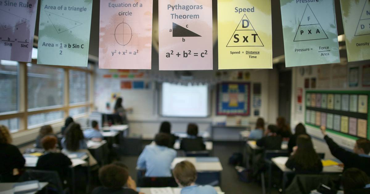 Reino Unido vai passar a proibir uso de telemóvel nas escolas — também para professores