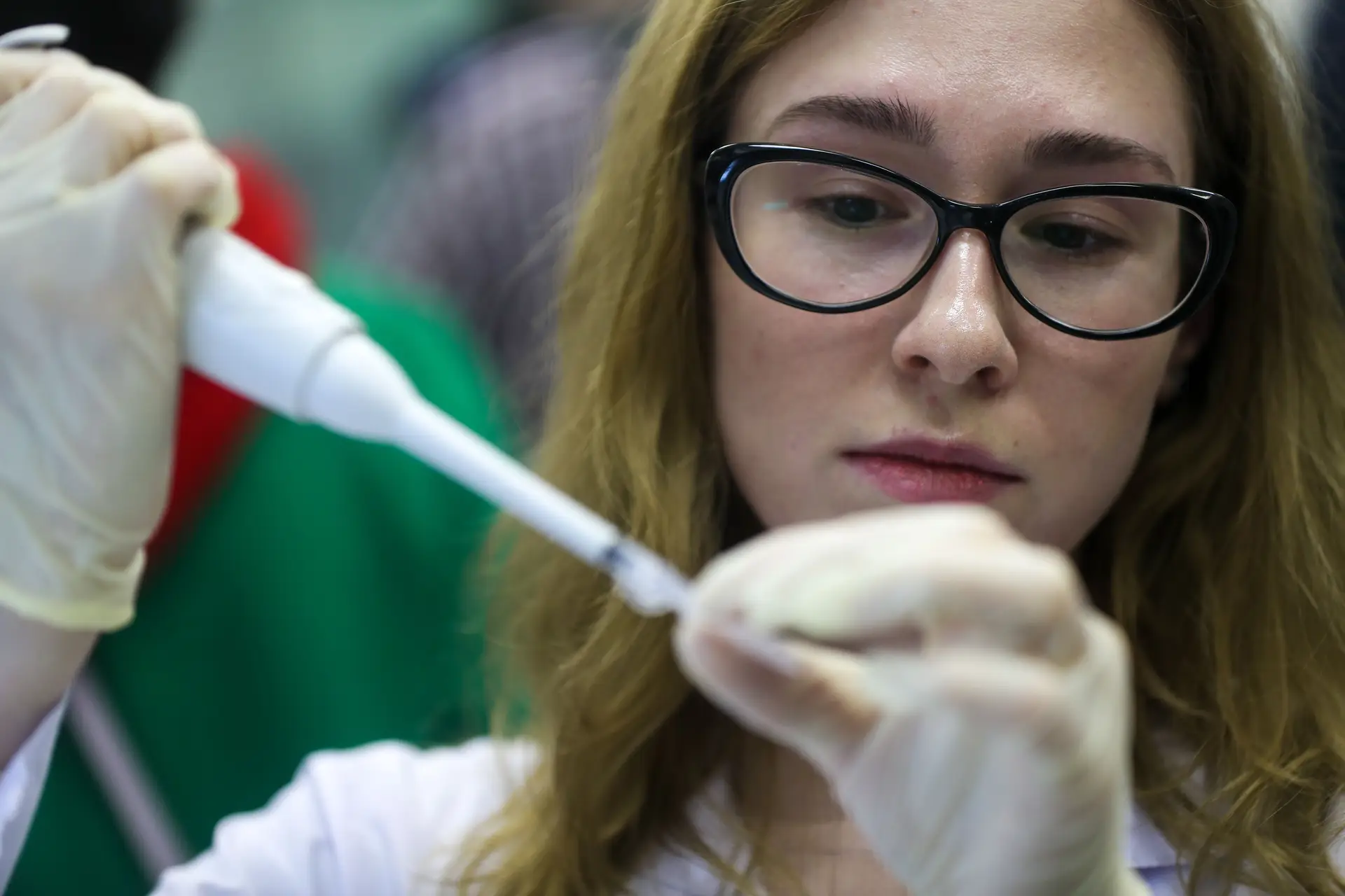 Uma investigadora do laboratório Openlab, na Universidade Federal de Kazan, na Rússia, manipula biomaterial na procura de uma vacina para a covid-19