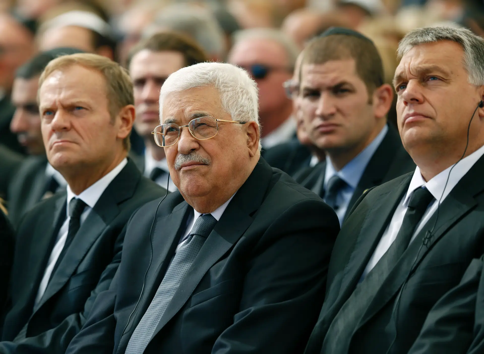 Mahmud Abbas, ao centro na foto