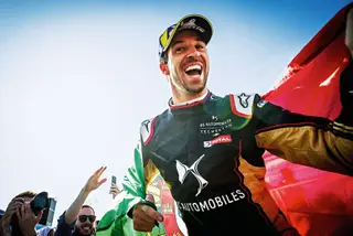 <span class="arranque">AUTOMOBILISMO</span> O português António Félix da Costa (DS Techeetah) garantiu no último domingo o título mundial de Fórmula E, disciplina para carros elétricos, em Berlim, onde se disputaram as últimas seis provas do campeonato. O português terminou a época com 158 pontos, mais 71 que o 2º classificado, o belga Stoffel Vandoorne (Mercedes EQ). 
