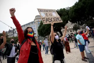 [VÍDEO] “Isto é um ataque a toda a sociedade”: as manifestações antifascistas em Lisboa e no Porto