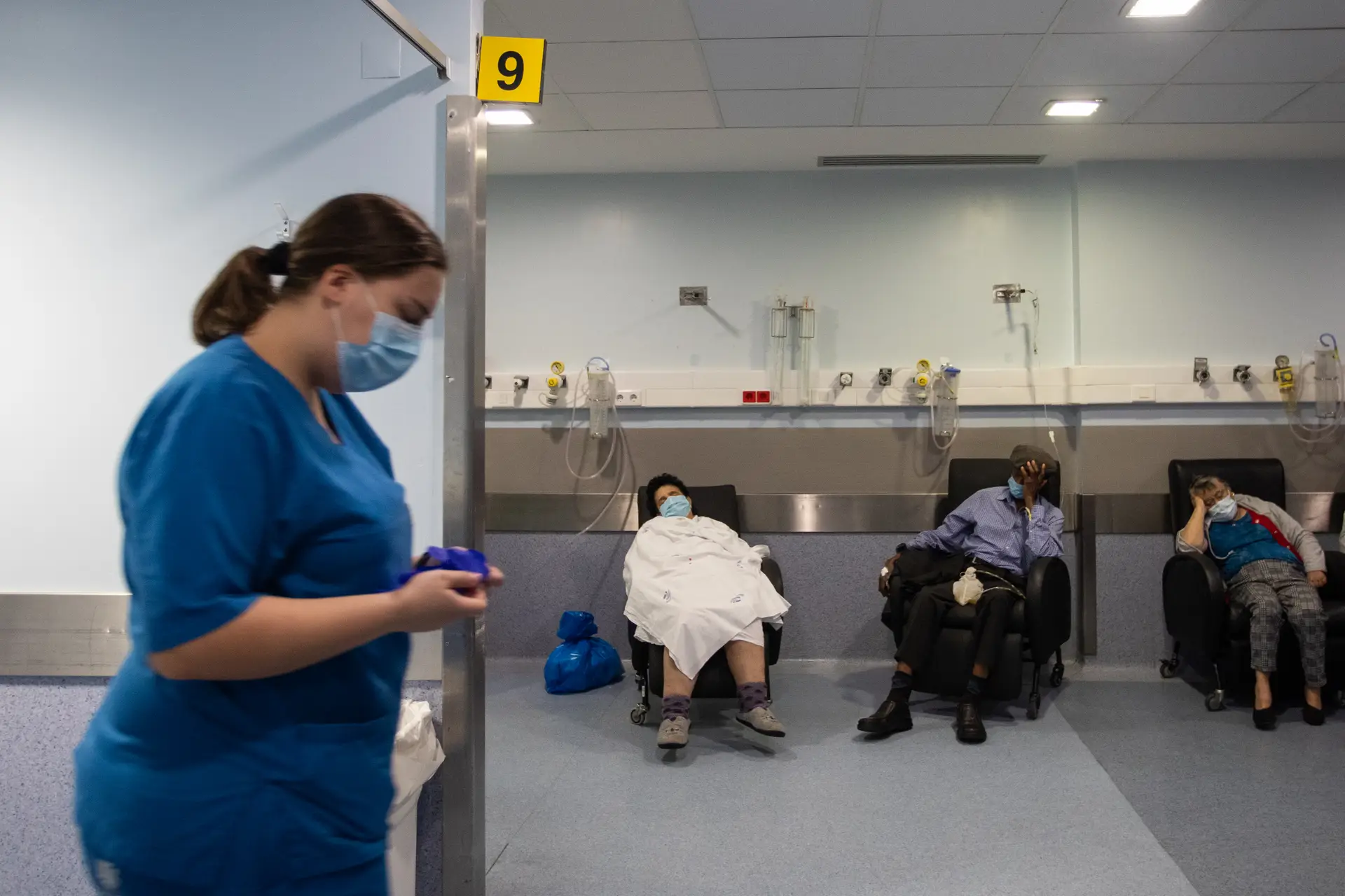 Nesta fase, nas salas de atendimento e de observação, tenta-se que os doentes, sempre de máscara, estejam separados entre si com distância de segurança perconizada. Em final de outubro, os doentes começarão a ser separados por divisórias em acrílico.