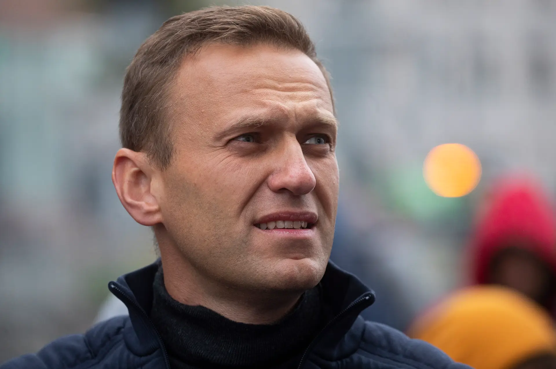 Morreu médico russo que assistiu Navalny após envenenamento