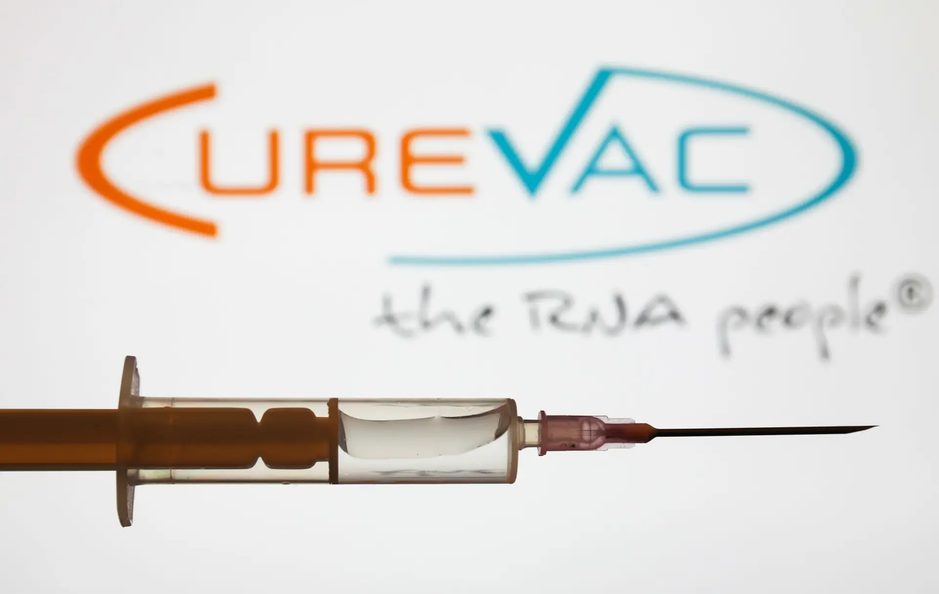Covid-19. Bruxelas assegura 225 milhões de doses de potencial vacina a distribuir pelos Estados-membros