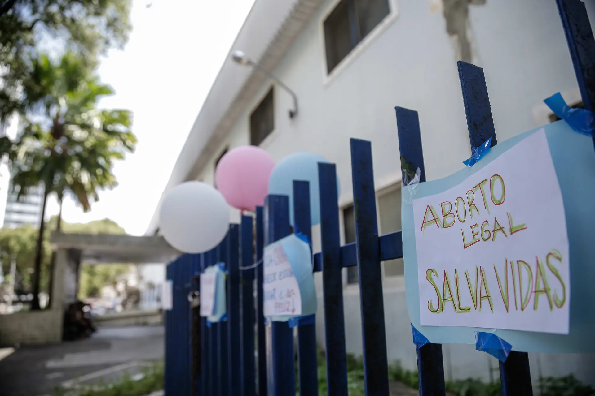 O caso da menina de dez anos reabriu o debate. Cartaz no exterior do Centro Integrado de Saúde Amaury de Medeiros (CISAM), uma clínica conhecida por praticar abortos no Recife