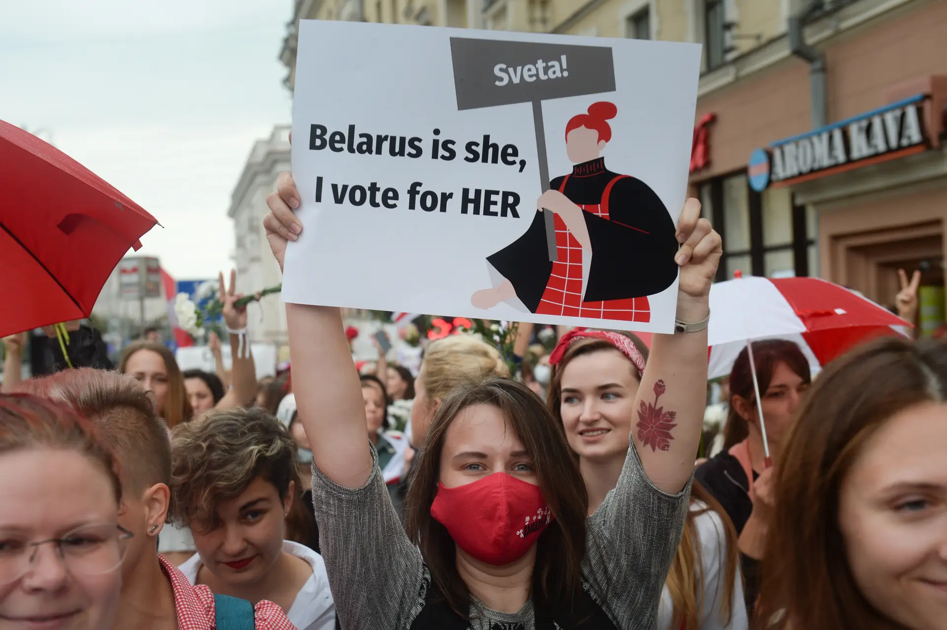 Bielorrússia. Mais de 10 mil mulheres marcham na capital contra violência policial
