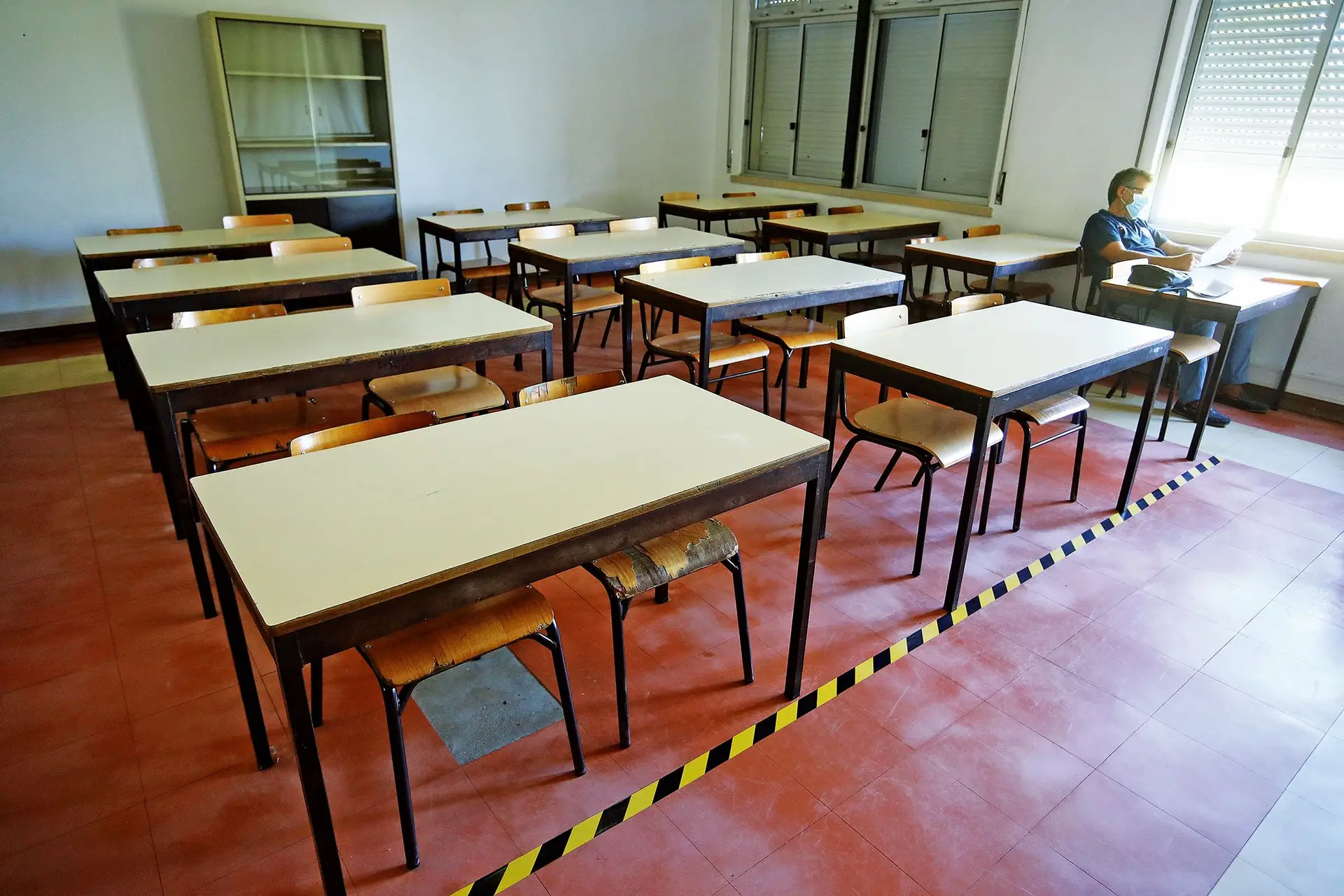 Há fitas nas salas de aulas e acrílicos em espaços comuns na Escola Secundária Arco-Íris, em Loures