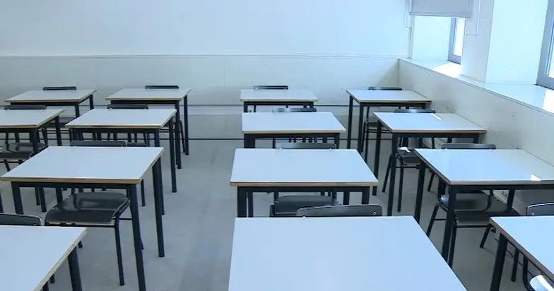 Pai de aluno contesta suspensão de aulas. Tribunal aceita queixa e vai avaliar