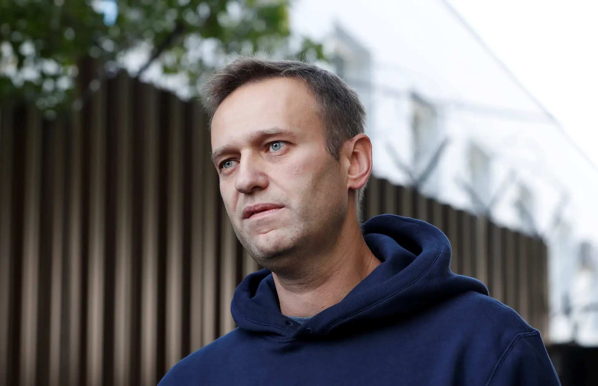 “Olá, sou o Navalny. Tenho saudades vossas.” Opositor russo alegadamente envenenado partilha fotografia e mensagem a partir do hospital