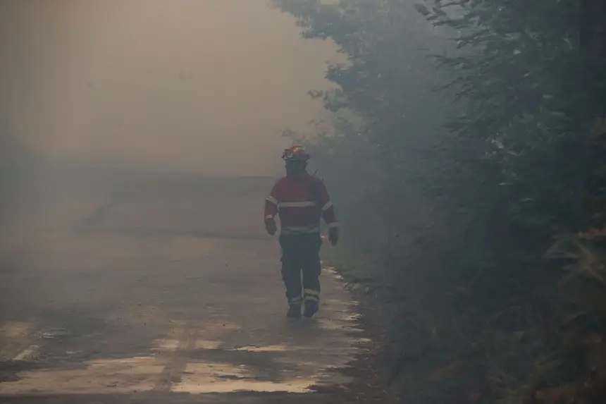 Expresso | Incêndio em Monchique. O vento é "inimigo" mas ...