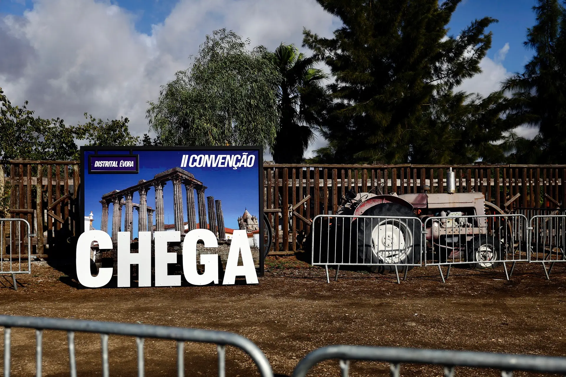 600 participantes sentados sem o distanciamento recomendado pela DGS: as imagens do palco e dos bastidores da II Convenção do Chega