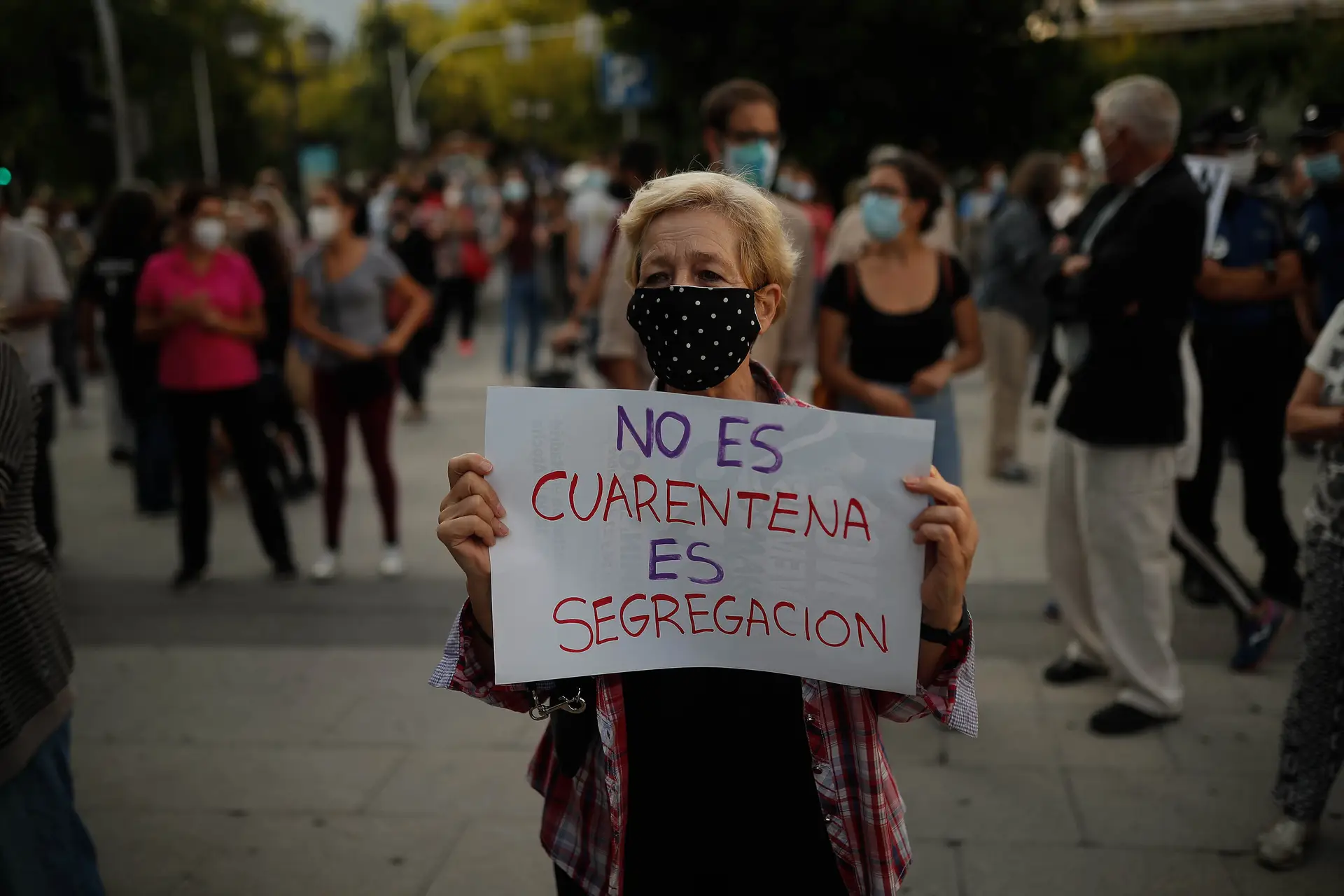 O anúncio das novas limitações à circulação em Madrid motivou protestos como este, em que se lê no cartaz: “Não é quarentena, é segregação”