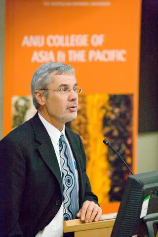 "No passado os humanos eram pequeno mundo num grande planeta e os Estados-nação podiam funcionar, mas hoje somos um grande mundo num pequeno planeta. Por isso, temos de reconhecer o Sistema Terrestre no direito internacional"