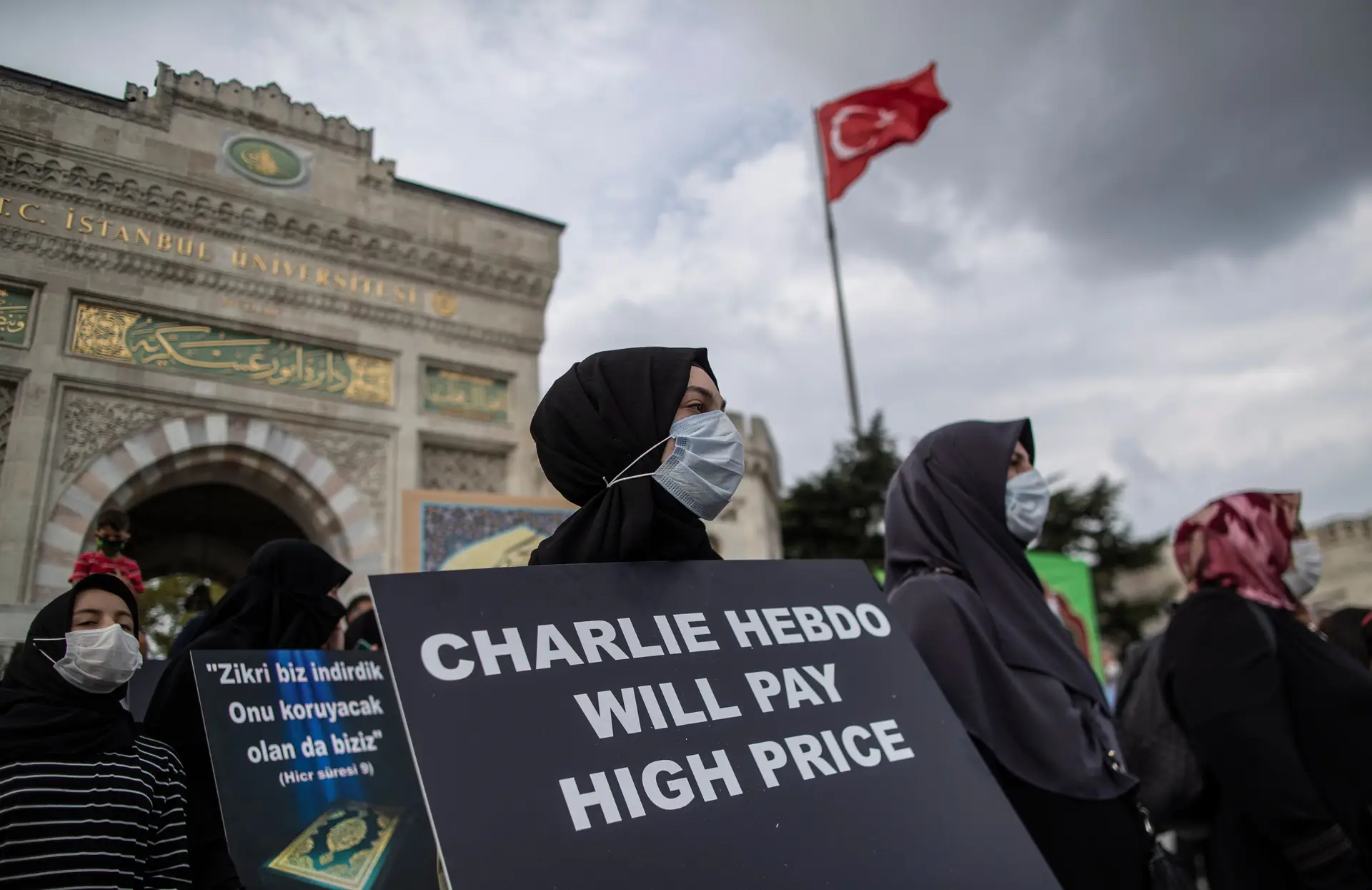 Jornais franceses publicam carta aberta em defesa da revista Charlie Hebdo