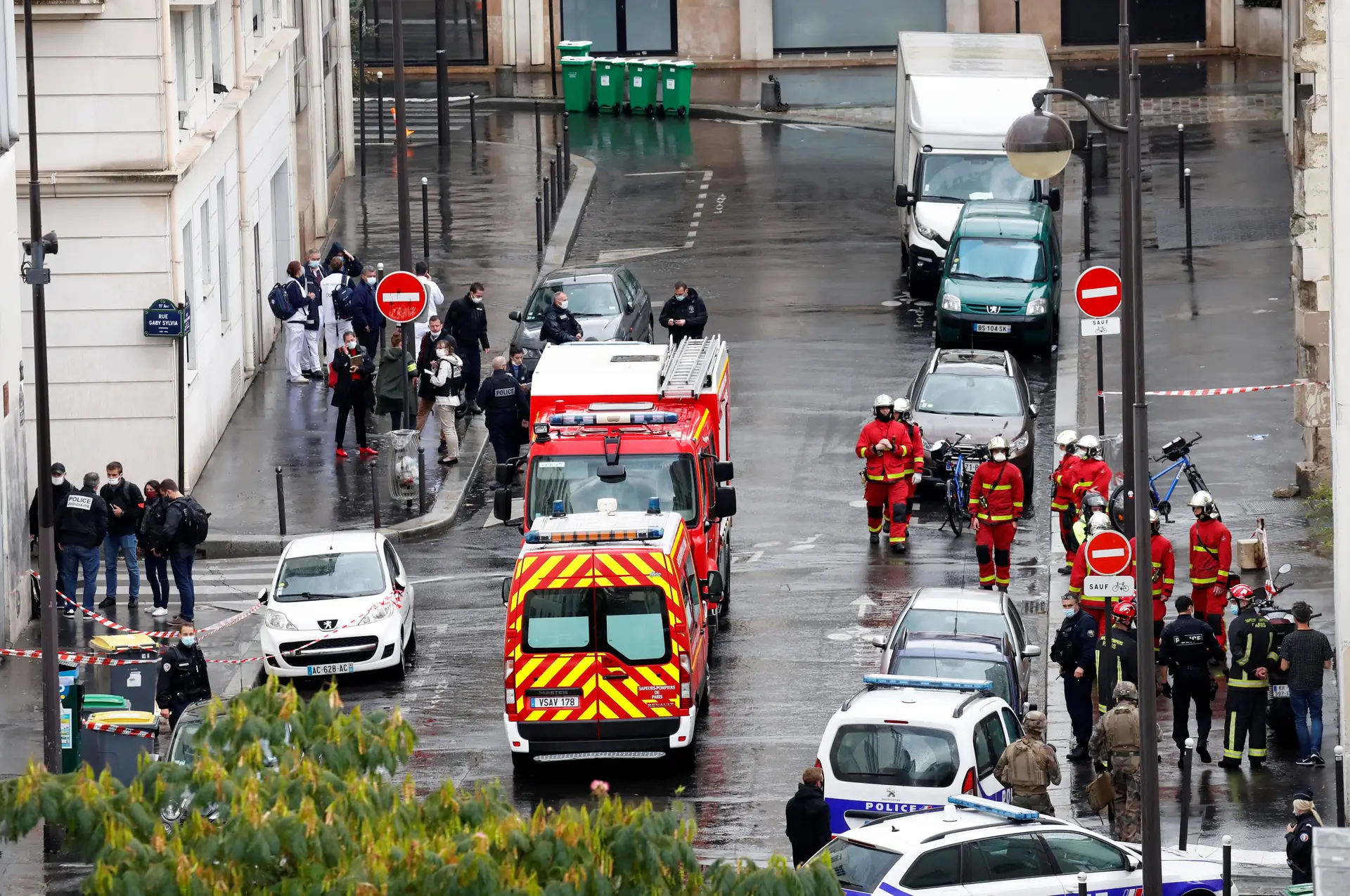 Serviços de emergência perto do local da antiga redação do “Charlie Hebdo”, onde um ataque com arma branca fez esta sexta-feira pelo menos dois feridos