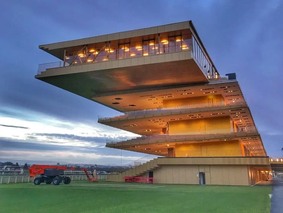 Hipódromo de Longchamp Paris, construído por uma empresa do Grupo DST, foi premiada no European Steel Design Awards