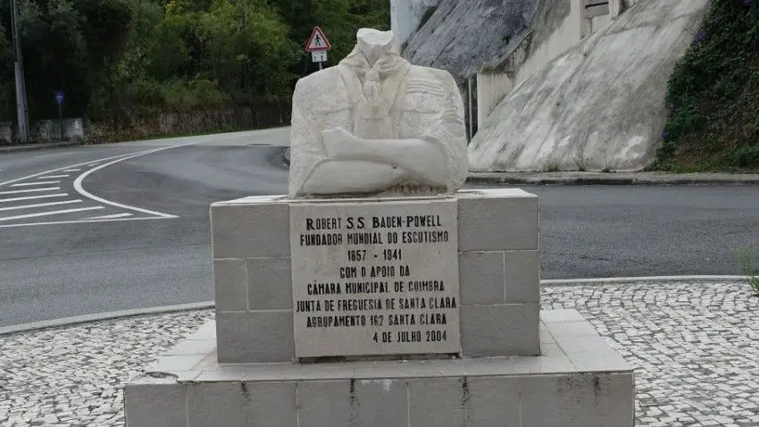 Monumento aos Heróis do Ultramar vandalizado em Coimbra (e a cabeça da estátua de Baden-Powell já foi recuperada)