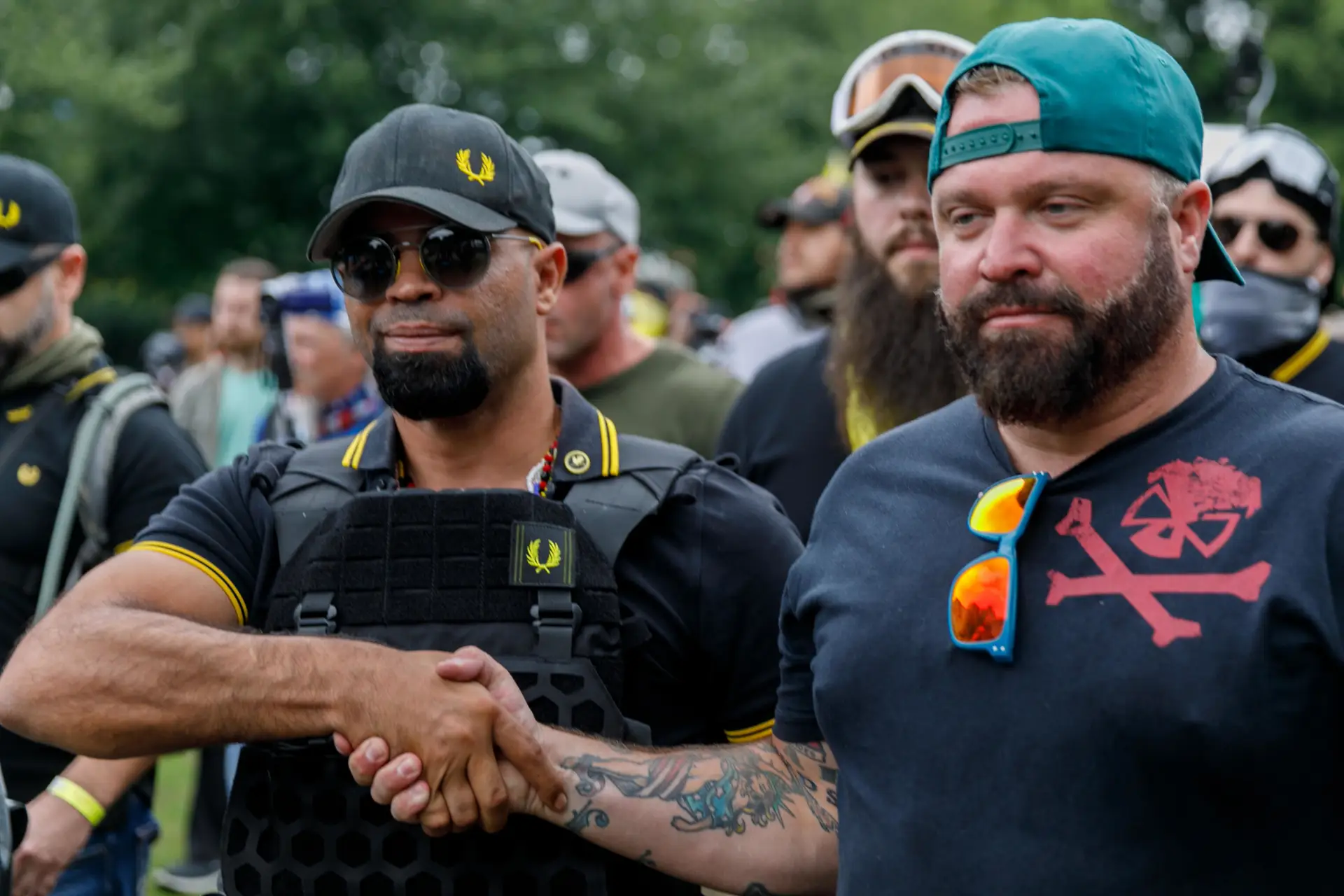 Enrique Tarrio (à esquerda), líder dos Proud Boys, e Joe Biggs, organizador de uma manifestação do grupo em Portland (agosto 2019)