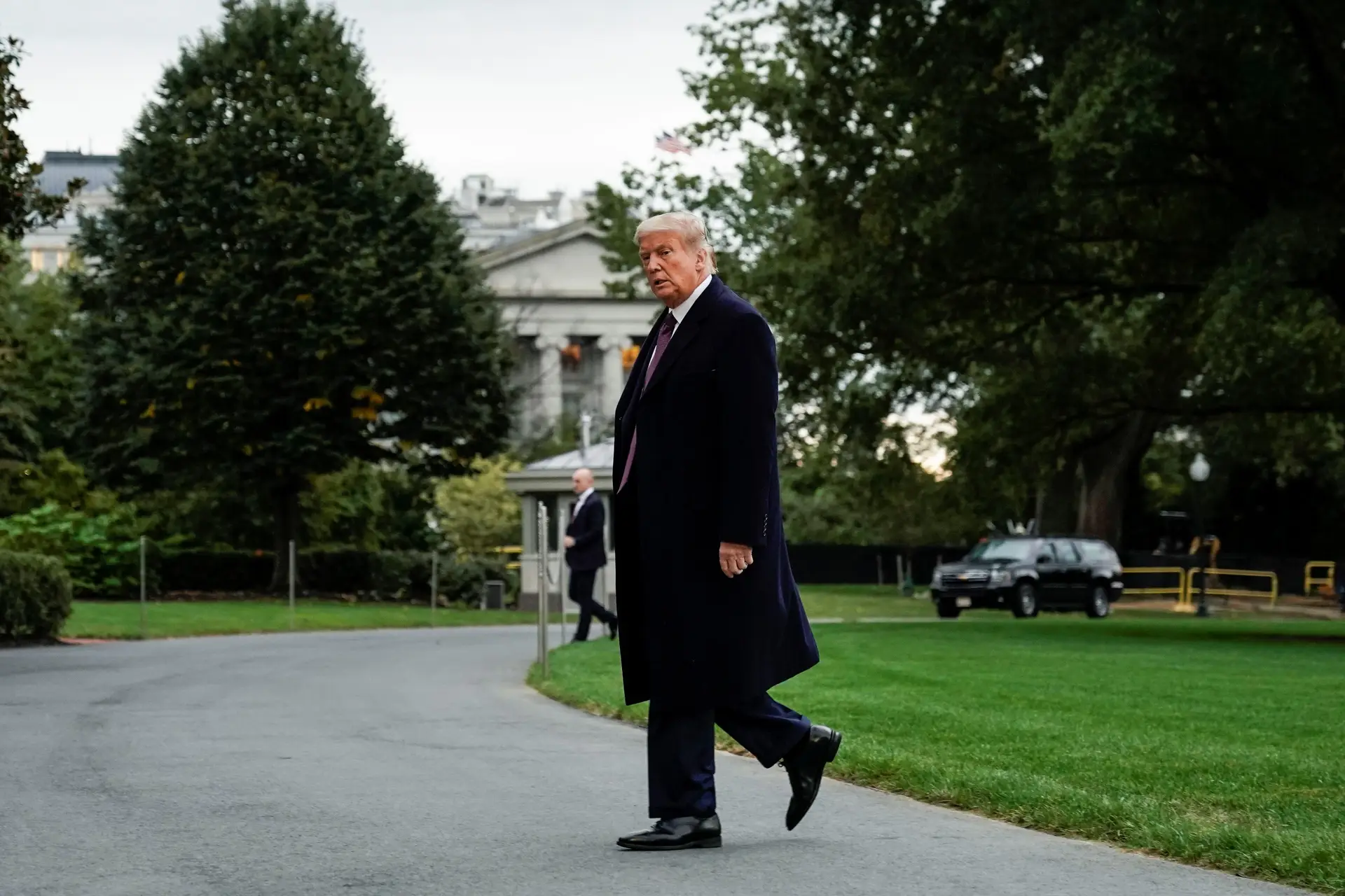 “Isto vai desaparecer. Um dia, como num milagre, vai desaparecer”: o que disse Trump sobre a covid-19 ao longo dos últimos meses