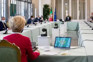 António Lobo Xavier, wearing a yellow tie, appears to the left of the President of the European Commission in this image released by the Presidency of the Republic