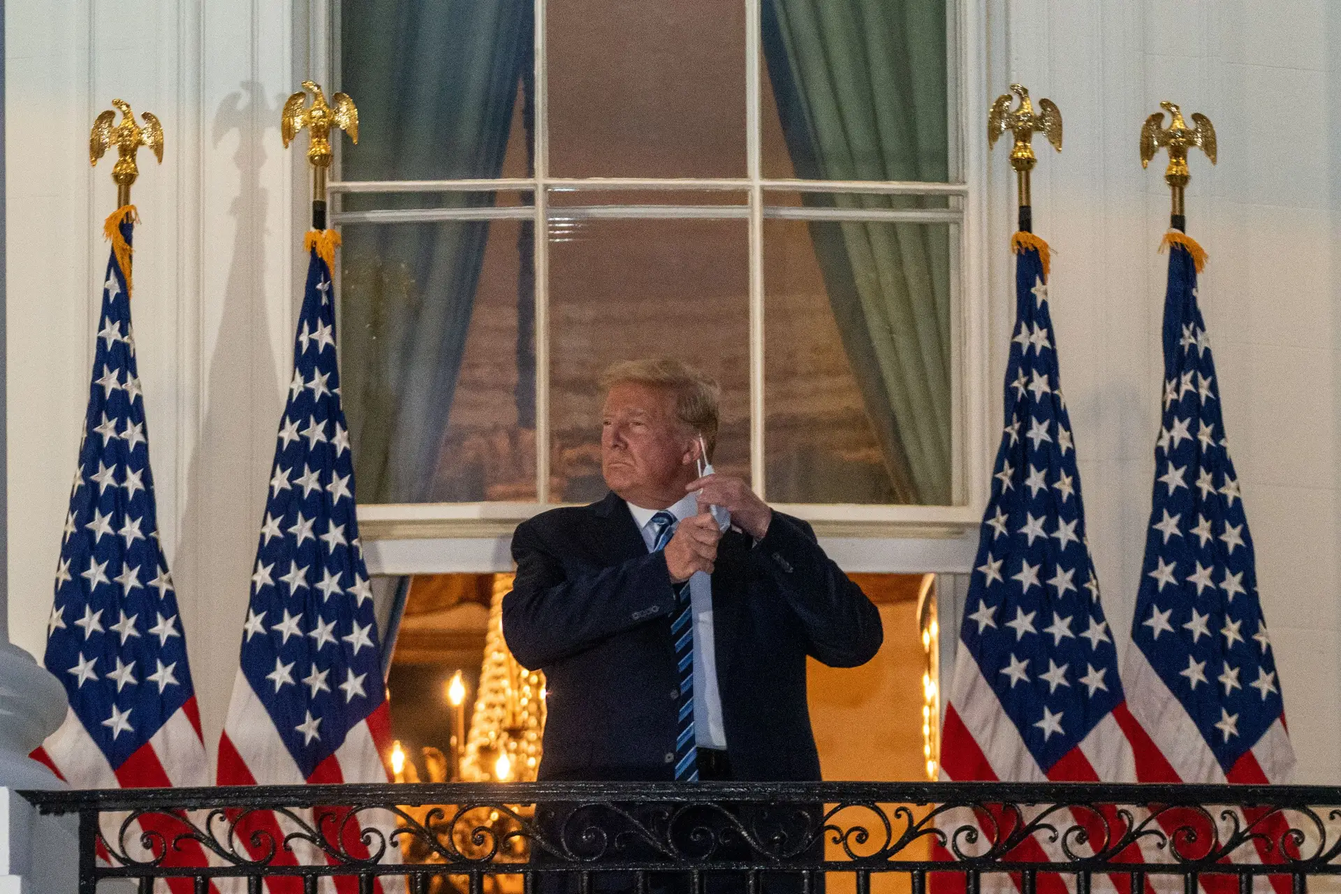 Trump, de regresso à Casa Branca, esta segunda-feira, tira a máscara