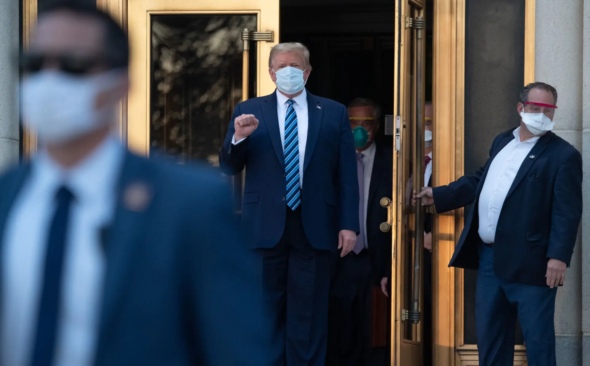 Trump saiu do hospital, sem estar livre de perigo. "Estarei de volta à campanha brevemente"