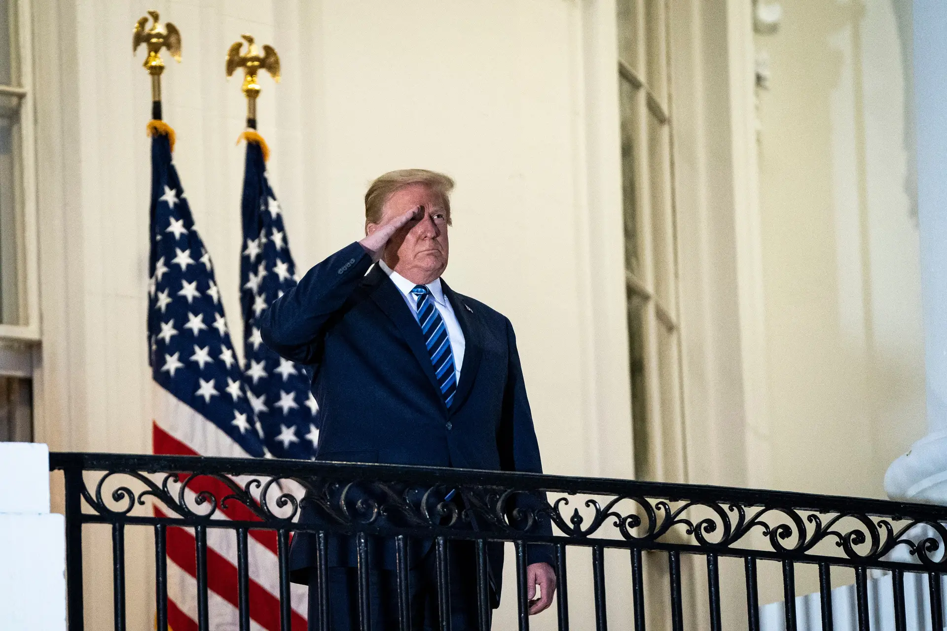 Trump faz uma saudação no regresso à Casa Branca, após a hospitalização no Hospital militar Walter Reed
