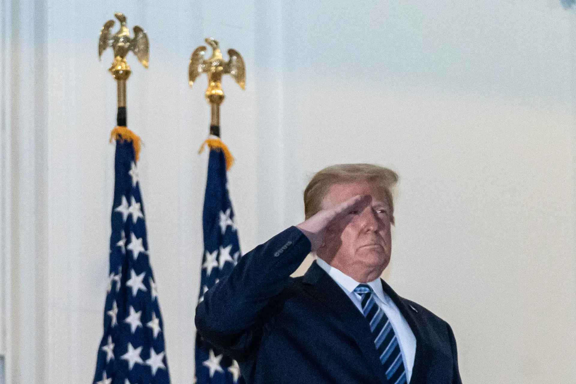 Trump faz uma saudação no regresso à Casa Branca, após a hospitalização no Hospital militar Walter Reed