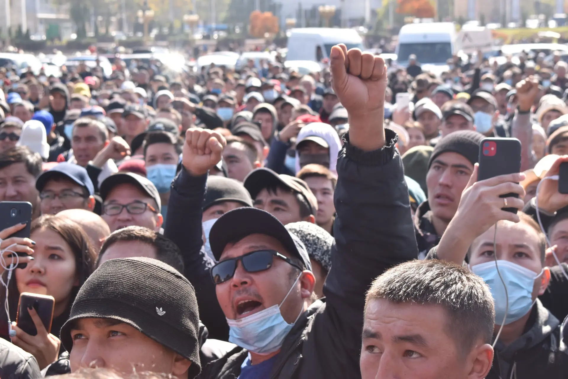 Protestos na praça Ala-Too em Bishkek, capital do Quirguistão, a 7 de outubro de 2020