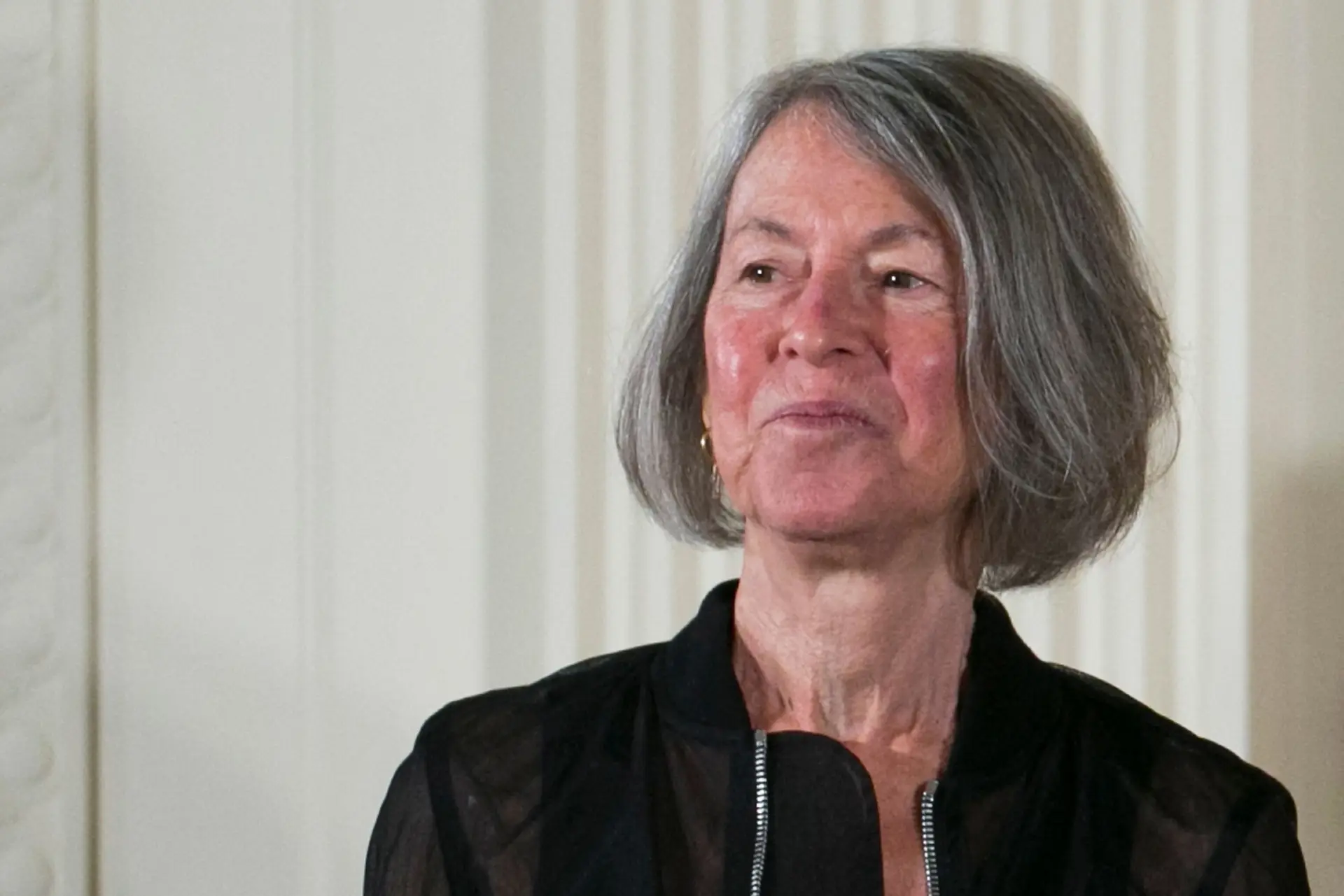 Louise Gluck na Casa Branca, em 2016, numa cerimónia em que recebeu a Medalha Nacional de Artes e Humanidades