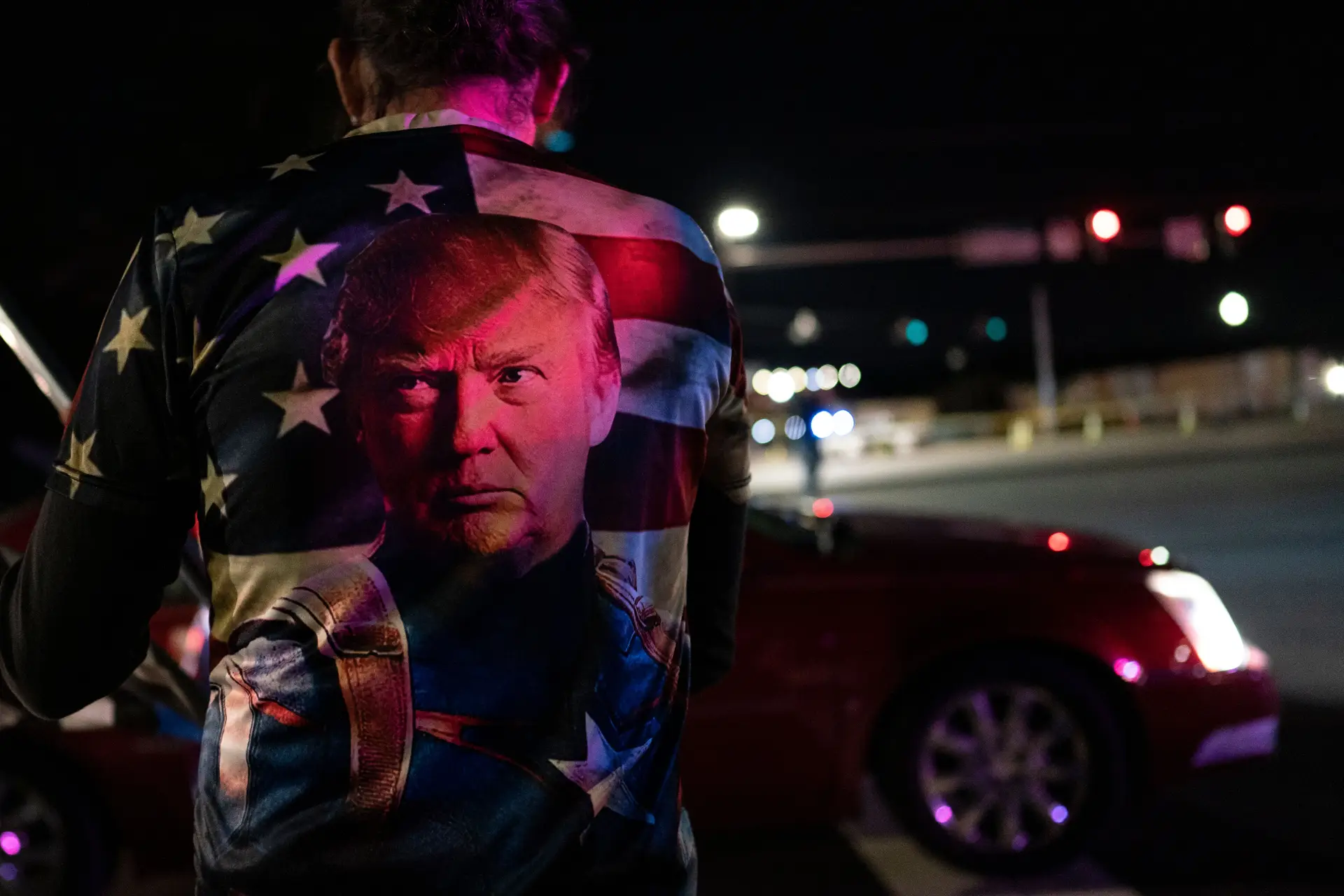 Um apoiante de Donald Trump no exterior do hospital Walter Reed, em Bethesda, Maryland, onde o Presidente esteve alguns dias após ter sido diagnosticado com covid-19