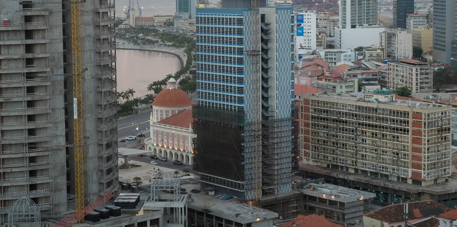 Sede do Banco de Angola (edifício cor de rosa) e baía de Luanda ao fundo