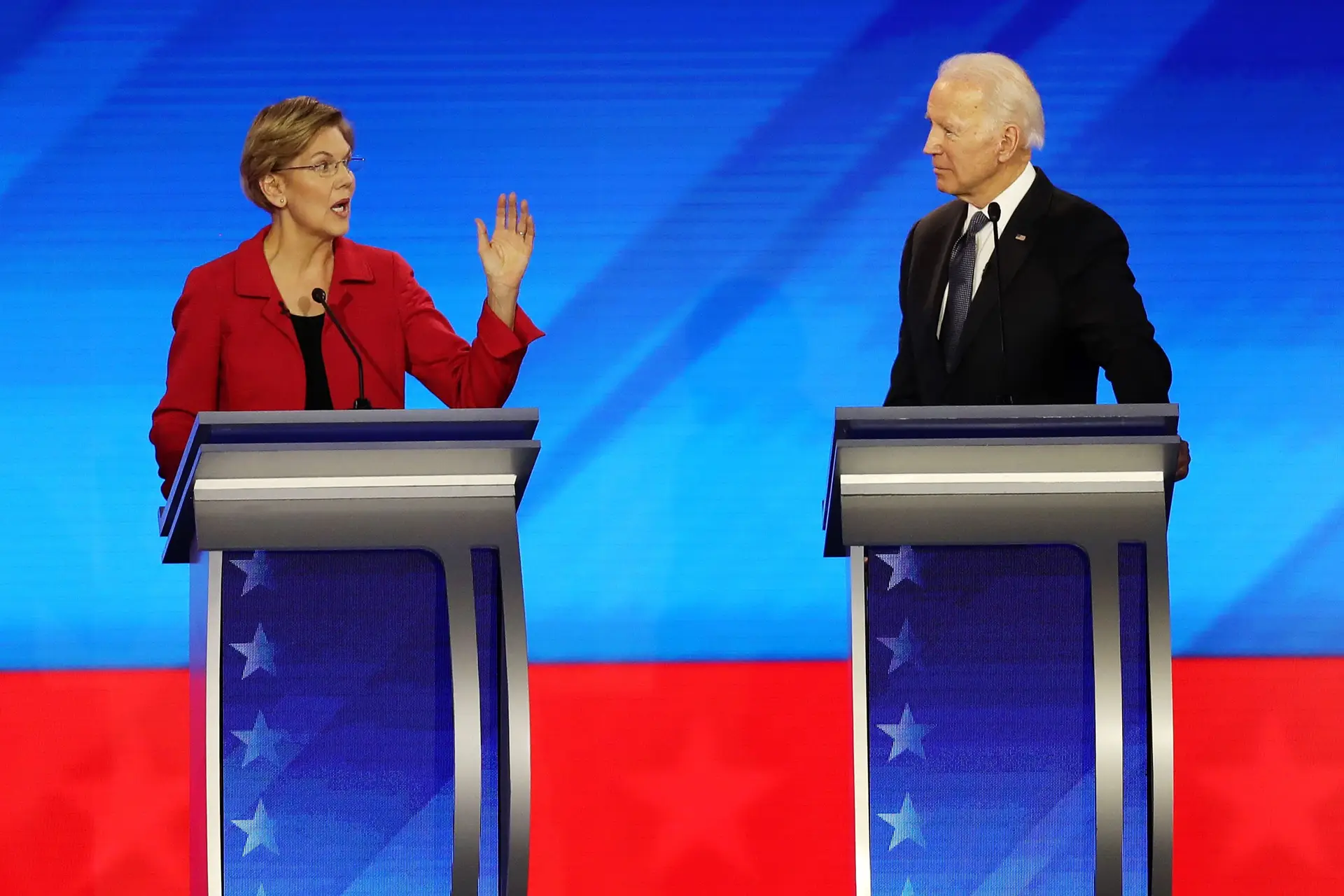 Elizabeth Warren e Joe Biden num debate para as eleições primárias democratas, em Manchester, New Hampshire, em fevereiro de 2020