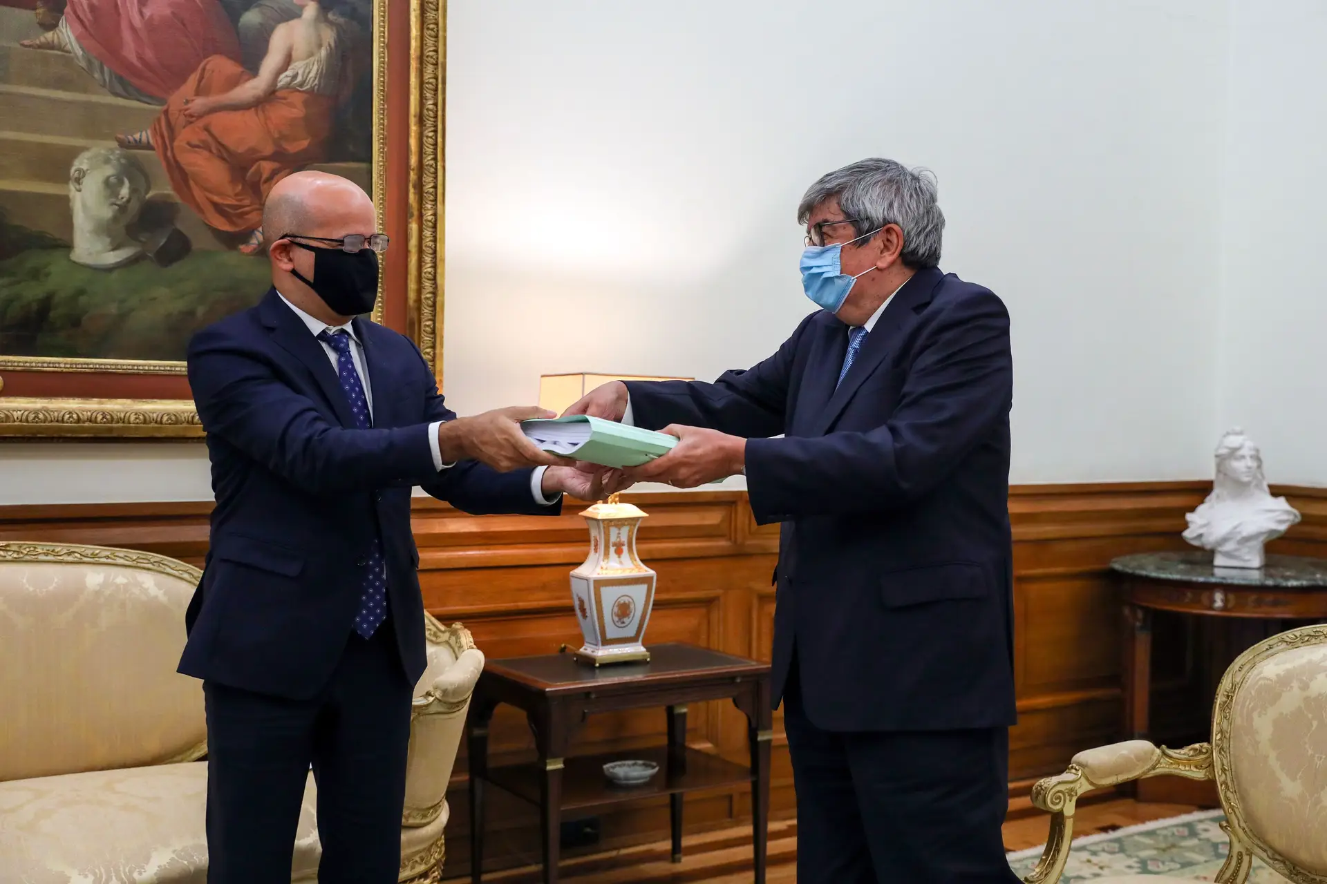 O ministro das Finanças João Leão entrega a Ferro Rodrigues, presidente da Assembleia da República, o Orçamento do Estado 2021